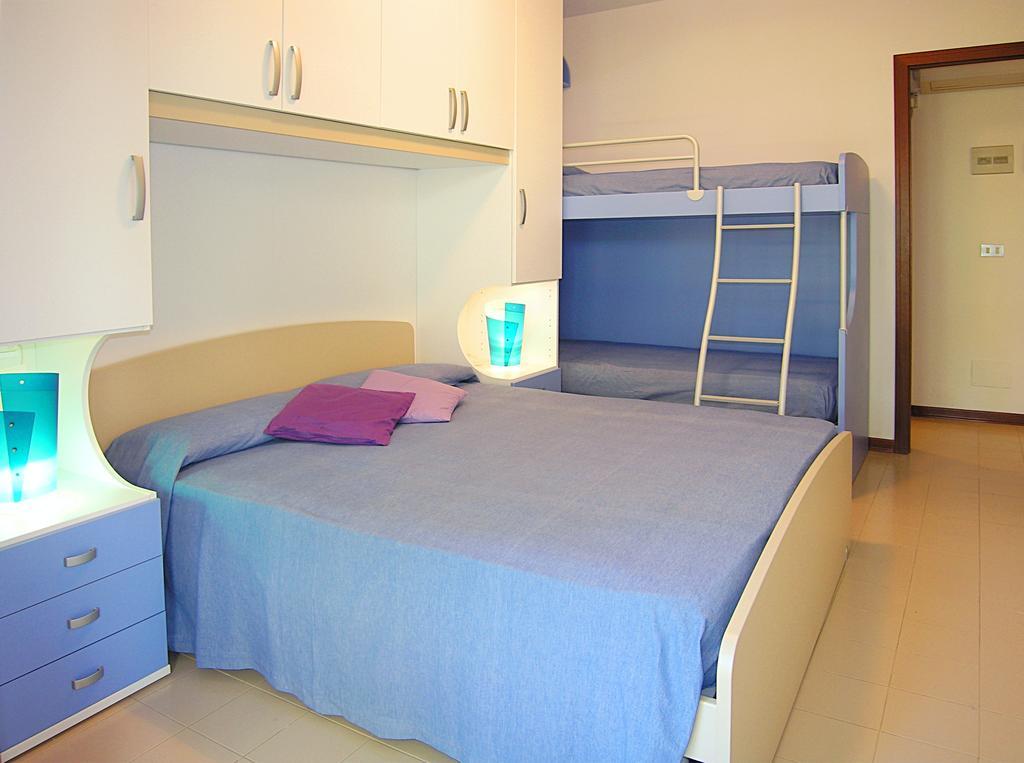 Apartment Gemini Con Piscina بيبيوني الغرفة الصورة