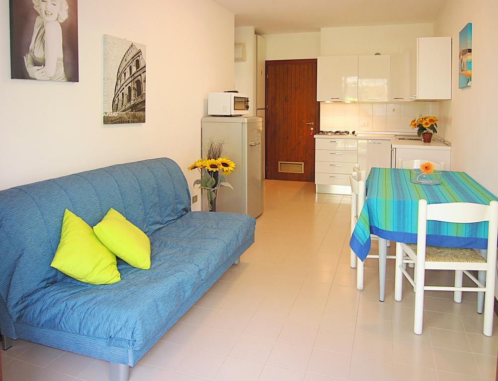 Apartment Gemini Con Piscina بيبيوني الغرفة الصورة