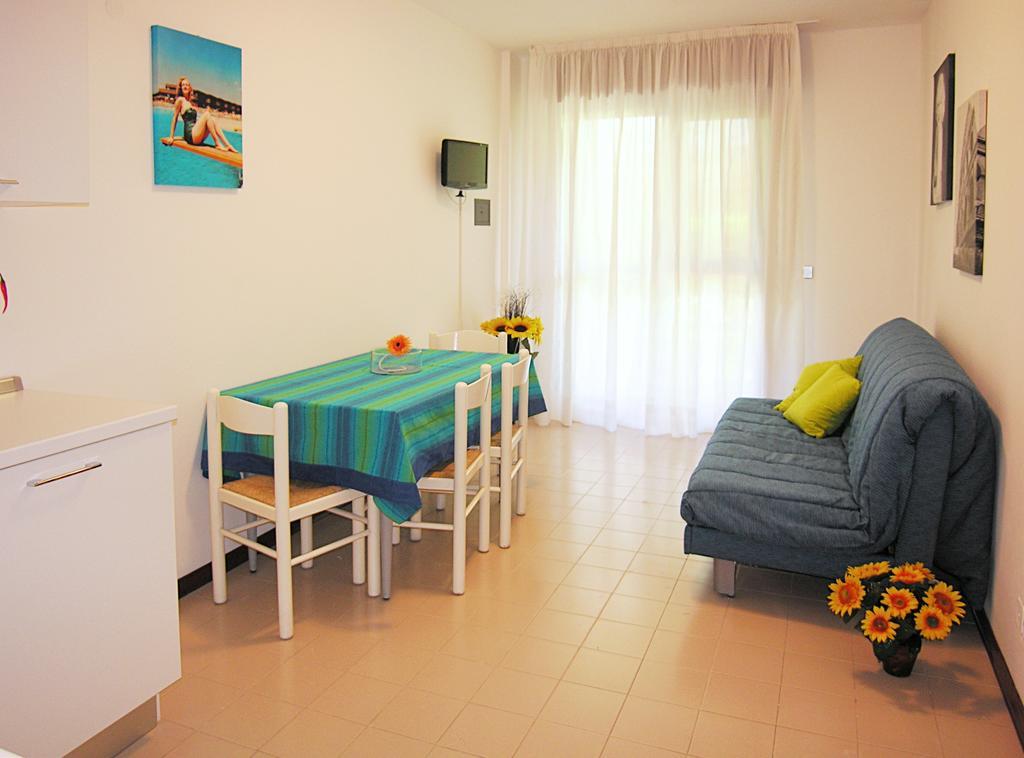 Apartment Gemini Con Piscina بيبيوني الغرفة الصورة